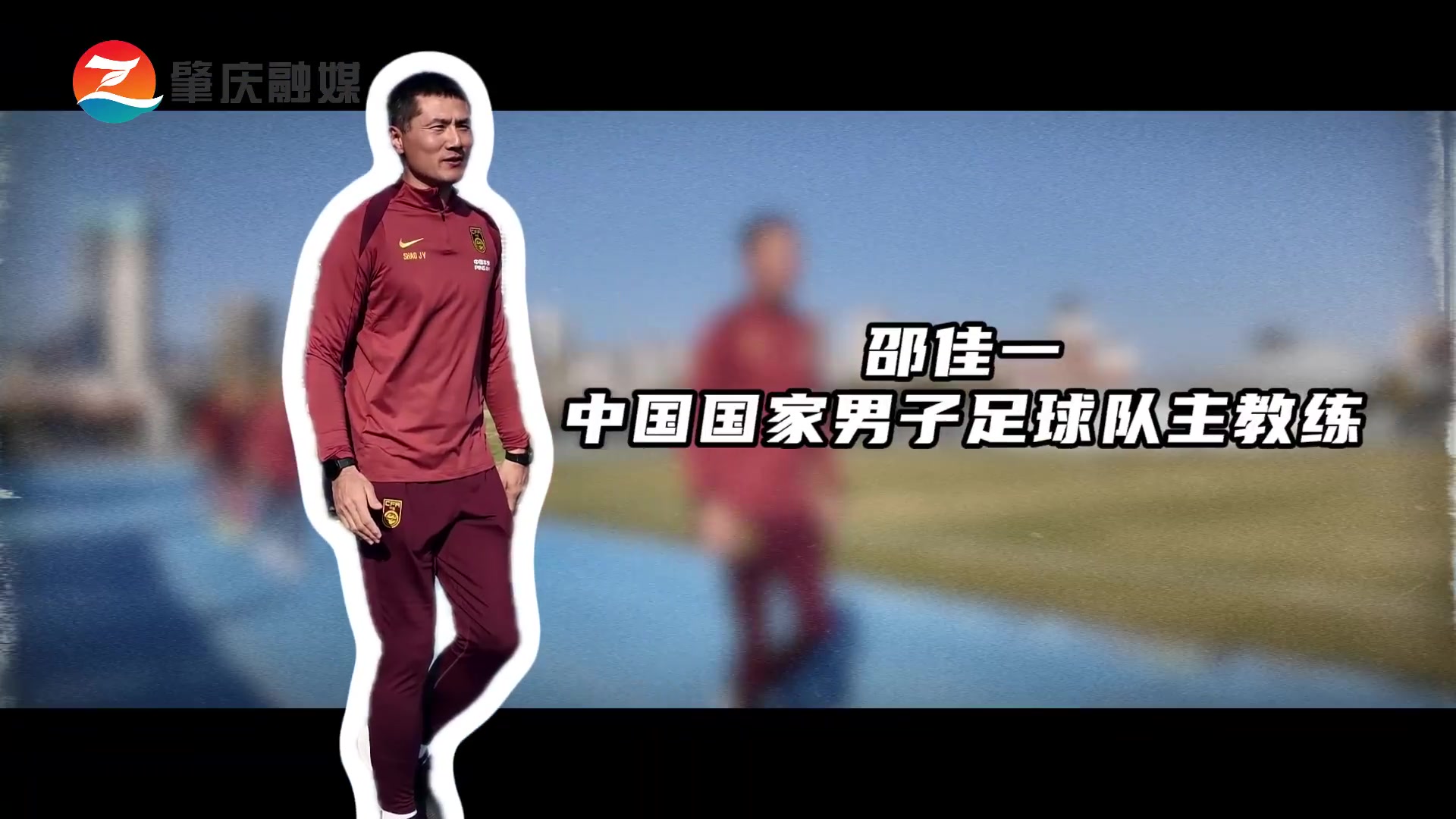 乐鱼电竞-国足 少年齐奔跑足球公益活动中 国家队成员与足球少年们一起踢球