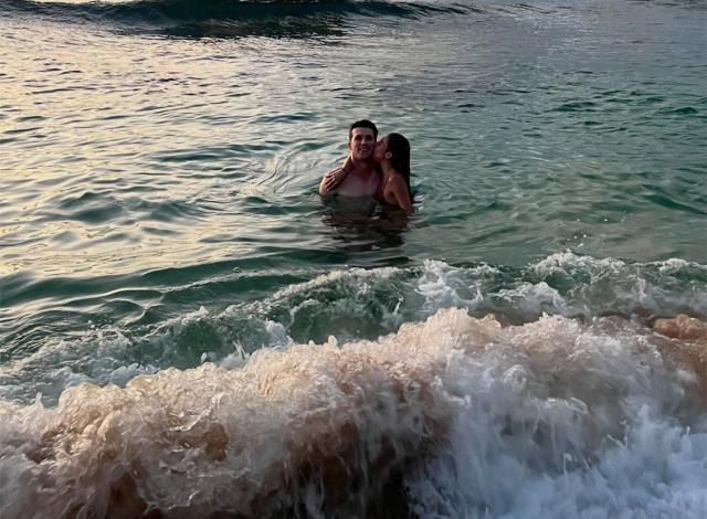 海中拥吻！湖人新星女友上线,，他曾和霉霉传绯闻